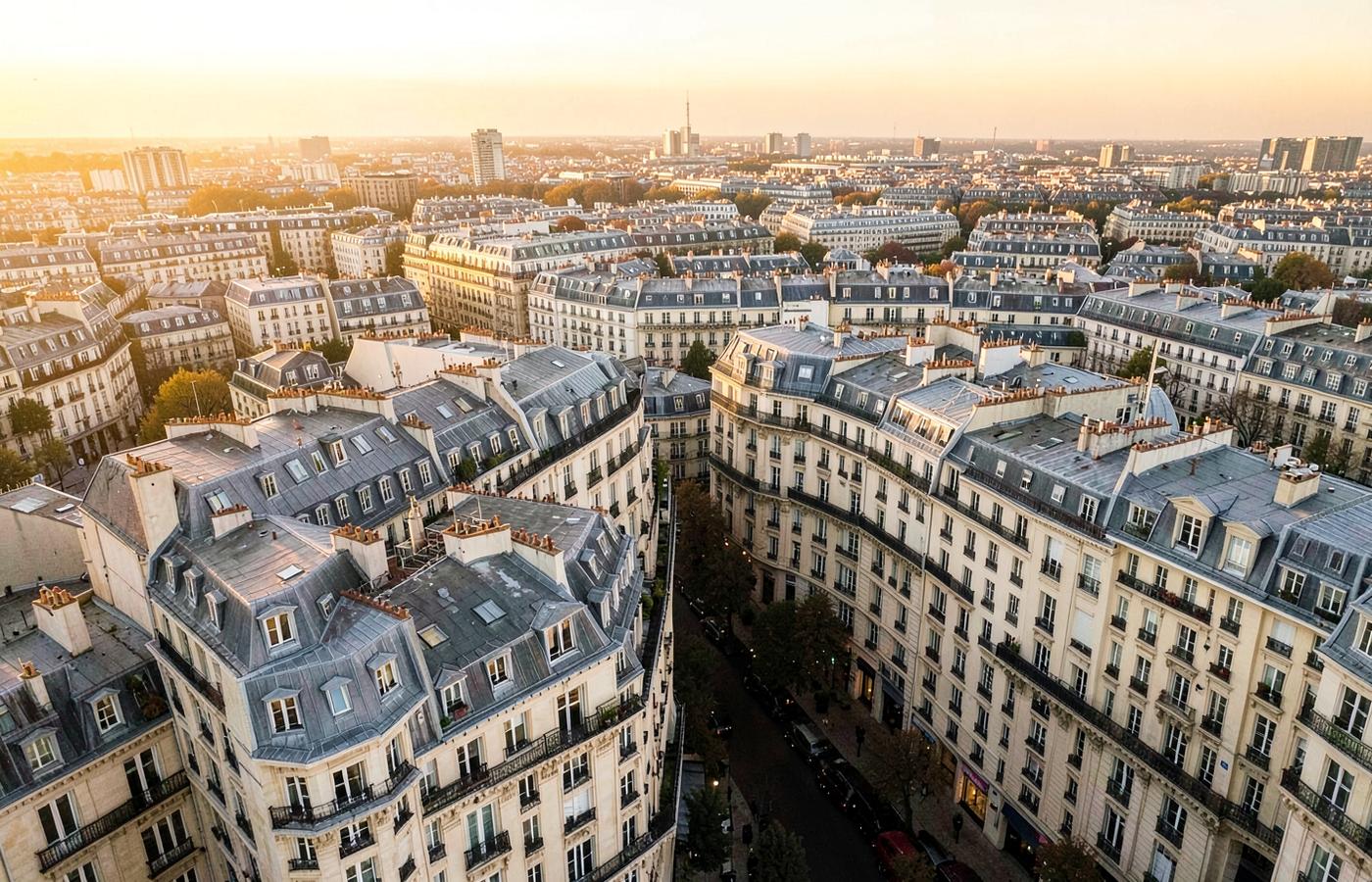 Vue aérienne des immeubles résidentiels de Clichy au coucher du soleil